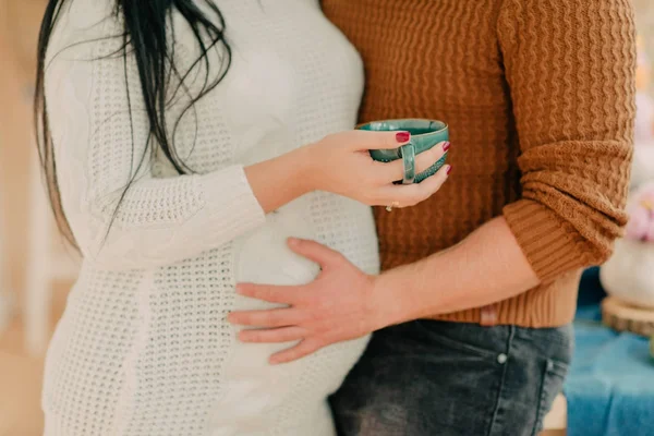 Hombre Mujer Embarazada Abrazándose Entre —  Fotos de Stock