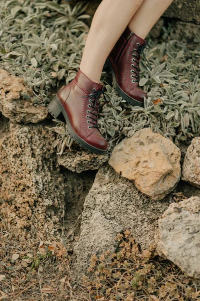 Frauenfüße Braunen Schuhen Auf Einem Steinigen Hügel — Stockfoto