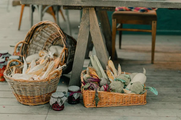 Rieten Mand Vol Maïs Tuin Loft Stijl — Stockfoto