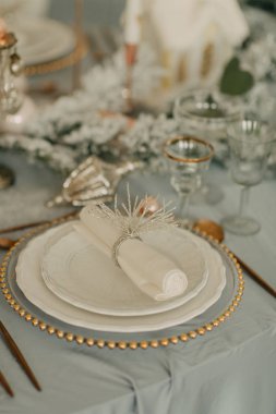 Yeni yıl tablo ışık turkuaz renklerde dekore edilmiş