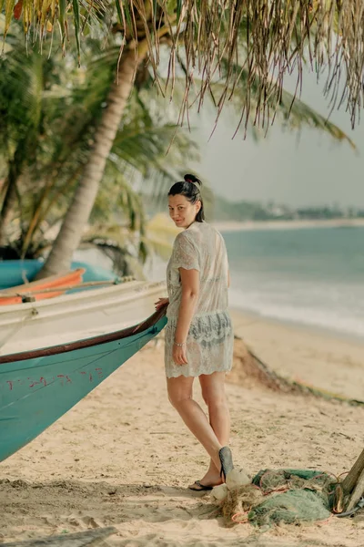 Ragazza Tiene Sulla Barca Vicino All Oceano Sotto Palme — Foto Stock