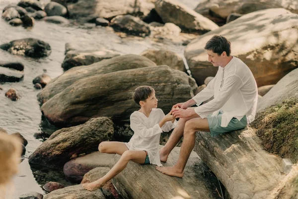 Padre Hijo Están Jugando Las Rocas Cerca Del Océano —  Fotos de Stock