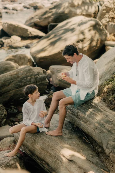 Pai Filho Estão Brincando Rochas Perto Oceano — Fotografia de Stock