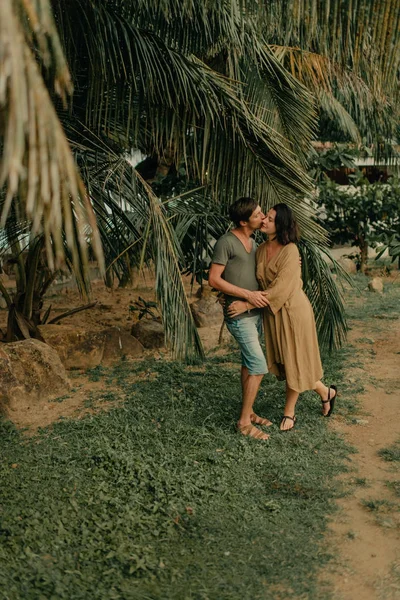 Hombre Mujer Abrazándose Bajo Palmeras Orilla Del Océano — Foto de Stock