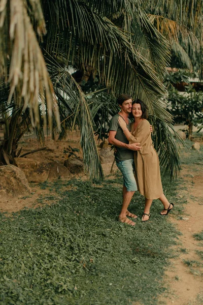 Homem Mulher Abraçando Sob Palmeiras Costa Oceano — Fotografia de Stock