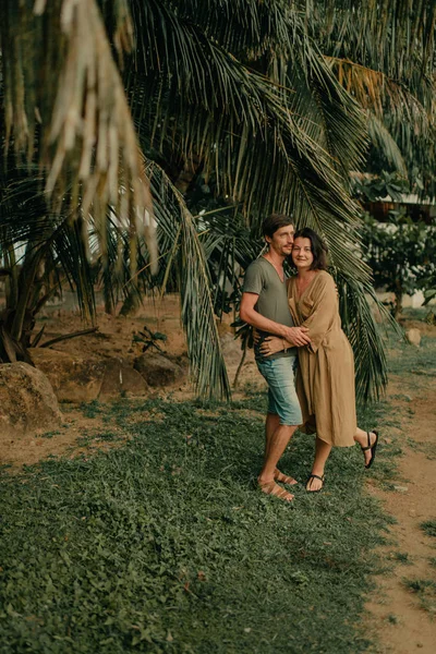 Homem Mulher Abraçando Sob Palmeiras Costa Oceano — Fotografia de Stock