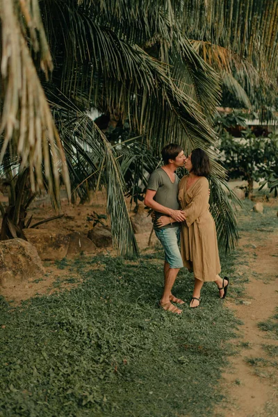 Mężczyzna Kobieta Przytulanie Cieniu Palm Nad Brzegiem Oceanu — Zdjęcie stockowe