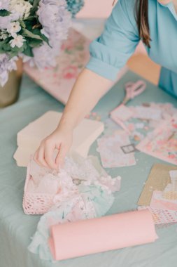 Huş ağacı tablo çocuklar üzerinde vintage kartpostal haline