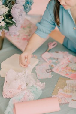 Huş ağacı tablo çocuklar üzerinde vintage kartpostal haline