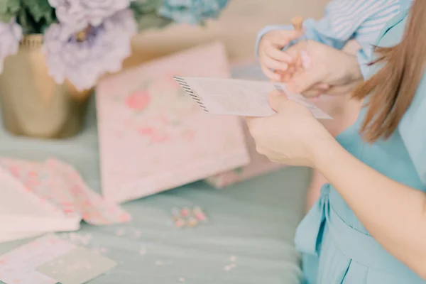 Birch Table Children Make Vintage Postcards — Stock Photo, Image