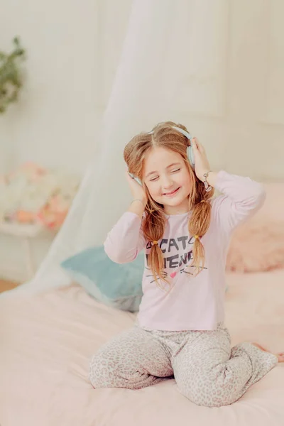 Roodharige Meisje Speelt Het Bed Het Krullend — Stockfoto