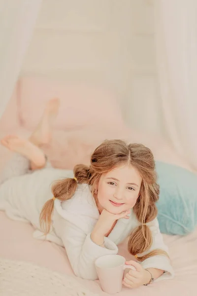 Redhead Curly Girl Playing Bed — Stock Photo, Image