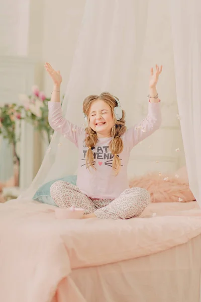 Σγουρό Κορίτσι Κοκκινομάλλα Παίζοντας Στο Κρεβάτι — Φωτογραφία Αρχείου