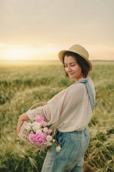 Våren Blommande Trädgård Poserar Kvinna Overall Med Korgkorg — Stockfoto