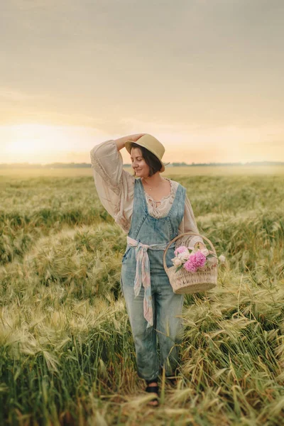 Spring Blooming Garden Woman Jumpsuit Wicker Basket Posing — Stock Photo, Image