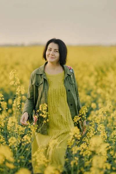 Frühling Posiert Einem Blühenden Garten Eine Frau Overall Mit Weidenkorb — Stockfoto