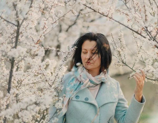 Wiosną Kwitnącym Ogrodzie Kobieta Kombinezonie Wiklinowym Koszem Pozuje — Zdjęcie stockowe