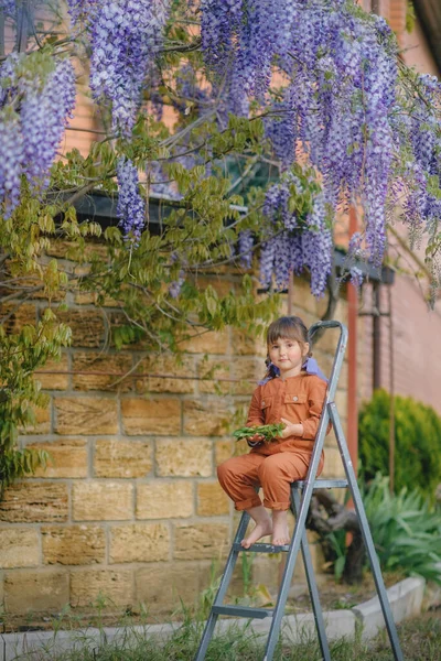 Dziewczyna Pod Kwitnącą Wisteria — Zdjęcie stockowe