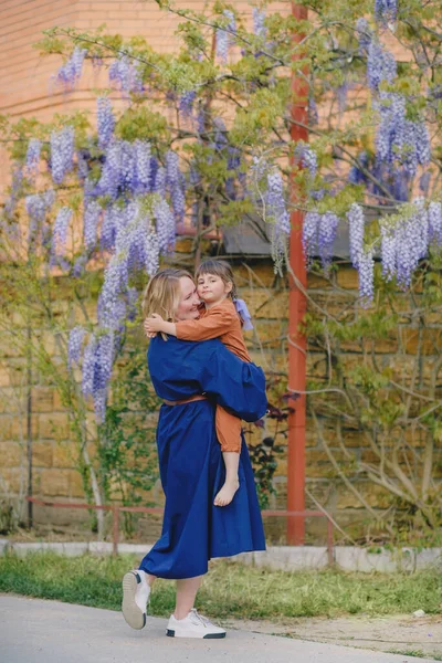 Maman Avec Une Fille Sous Glycine Fleurie — Photo