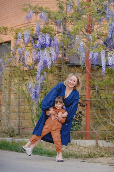 Anya Lányával Virágzó Liliom Alatt — Stock Fotó