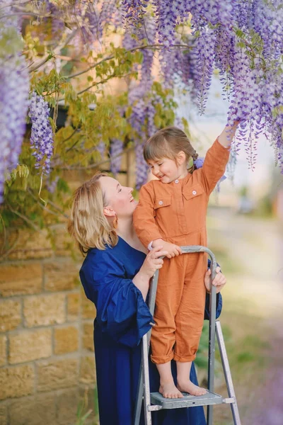 Maman Avec Une Fille Sous Glycine Fleurie — Photo