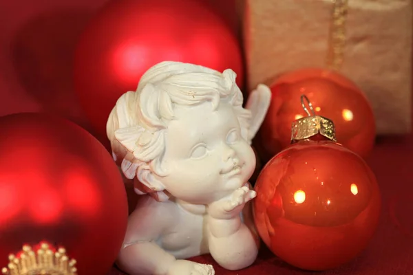 Noel melek dekorasyon kırmızı baubles ile