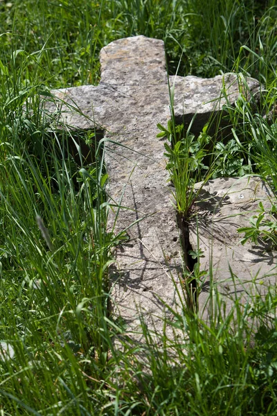 Antika Fallna Stone Cross Gräset — Stockfoto
