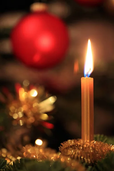 Noel mum ışığı kırmızı ve altın Christmas dekorasyon ile