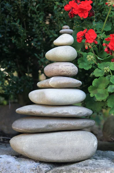 Stone Pyramid Och Blommor — Stockfoto