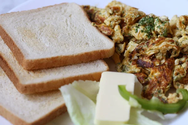 Tost tereyağı ve yumurta kahvaltı