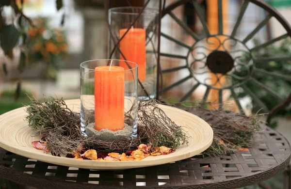 Decorazione Esterna Con Una Candela Arancione Bicchiere Sul Tavolo Ferro — Foto Stock