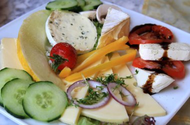 Meyve, sebze ve peynirli sağlıklı bir kahvaltı.