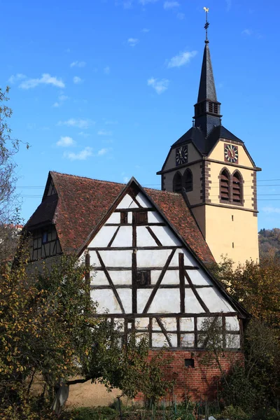 Oude Dorpskerk Met Vakwerkhuis Unterregenbach Duitsland — Stockfoto