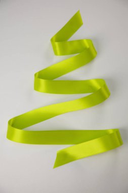 Yeşil Noel ağacı fiyonkla şekillendi