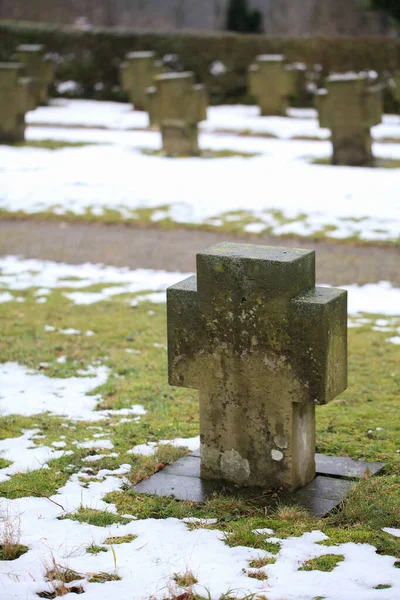 Gammal Cemetary Vintern Med Sten Kors — Stockfoto