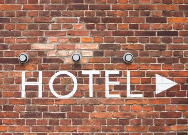 Duvardaki oklu otel harfleri.