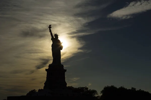 США, Нью-Йорк, Нью-Йорк, Силуэт Статуи Свободы на закате — стоковое фото