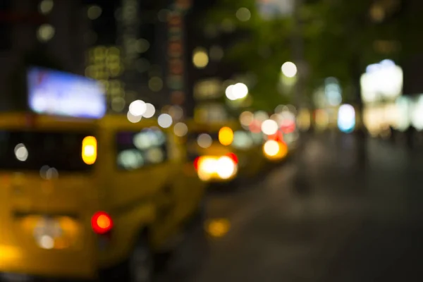 Ufuk Bokeh görüntüsünü gece New York'ta sarı taksi