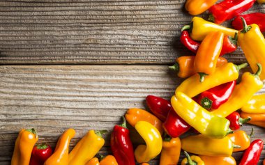 Yüksek açı görünümü, taze organik biber kopyalama alanı ile