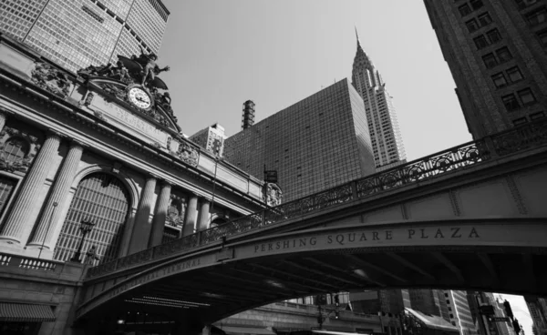 Straßenschild Niedrigwinkel Ansicht Des Großen Hauptbahnhofs Und Chryslers Gebäude Schwarz — Stockfoto