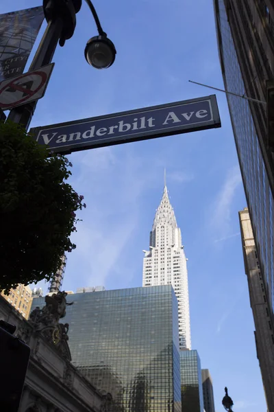 Sokak tabelası Amsterdam Ave Chrysler Binası ile arka planda