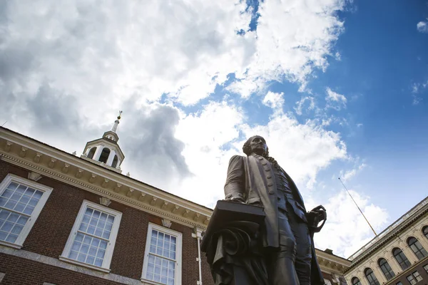 Статуя Джорджа Вашингтона Перед Залом Независимости — стоковое фото