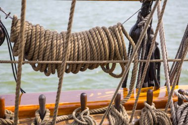 Yelkenli kayık makarası, demirli denizcilik halatıyla engelle ve yakala.