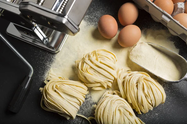 Natürmort ham ev yapımı makarna ve makarna için malzemeler