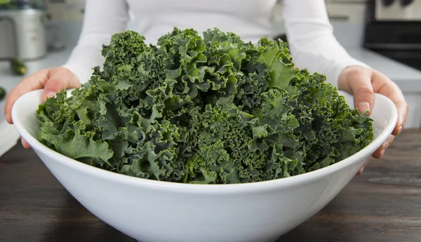 Close View Woman Holding Bowl Green Leafy Kale Groente Prepping — Stockfoto