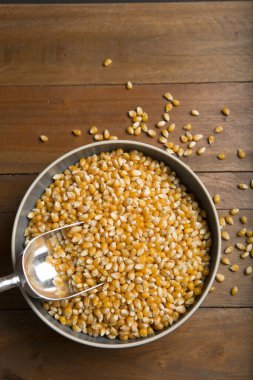 Birçok pişmemiş patlamış mısır çekirdeği arkaplanı görünümün üstünde