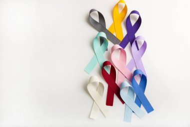 Hastalar, destekçiler ve hayatta kalanlar tarafından gururla takılan çok renkli kanser kurdeleleri. Tüm kanser türlerine farkındalık getiriyor