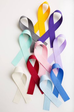 Hastalar, destekçiler ve hayatta kalanlar tarafından gururla takılan çok renkli kanser kurdeleleri. Tüm kanser türlerine farkındalık getiriyor