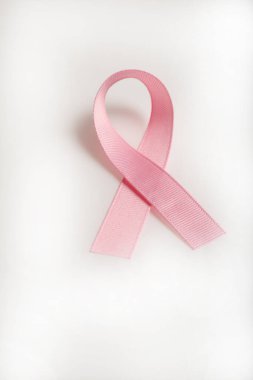 Pembe kurdele beyaza izole edilmiş. Göğüs kanseri farkındalığının sembolü. Sağlık ve tıp konsepti. Önleyici önlemler. Kadın sağlığı