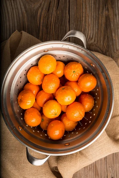 Fresh Washed Juicy Small Oranges Colander Table Lying Surrounded Burlap — Stock Photo, Image